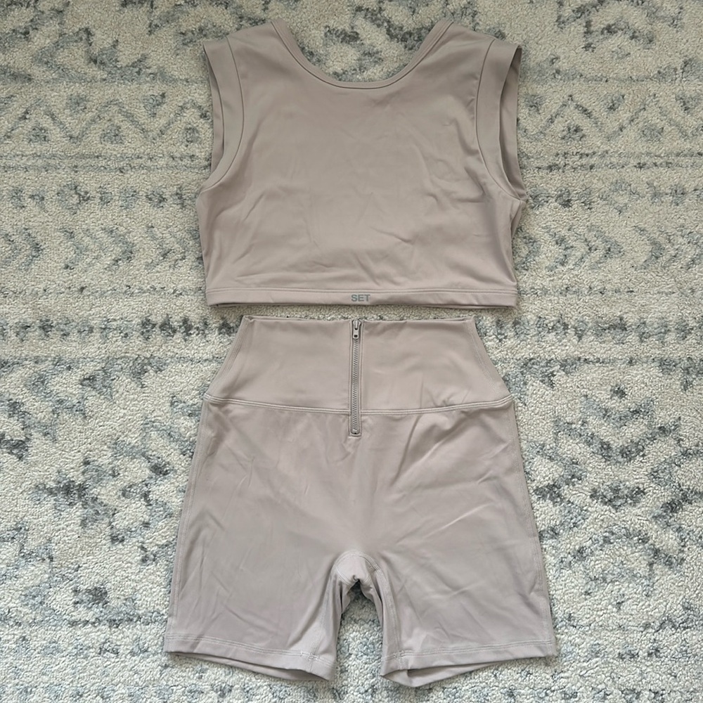 SET ACTIVE Sportbody Set - Scoop Back Top and Zipper Bike Shorts in Stone